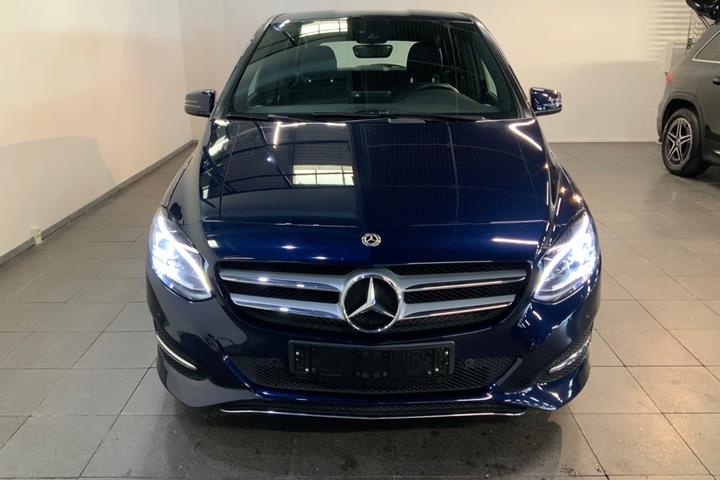 Blå Mercedes B180 d fra 2017