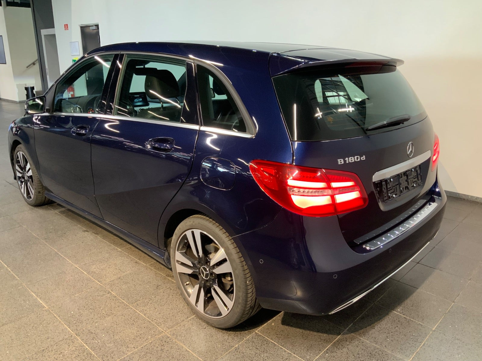 Blå Mercedes B180 d fra 2017