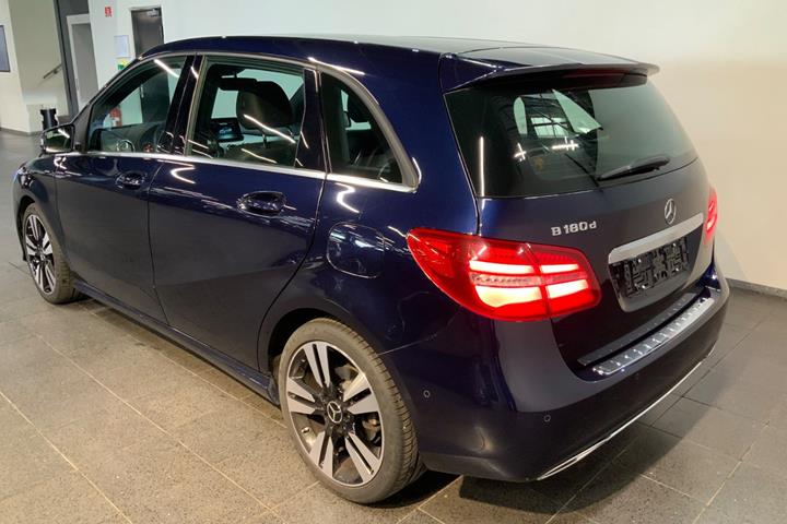 Blå Mercedes B180 d fra 2017