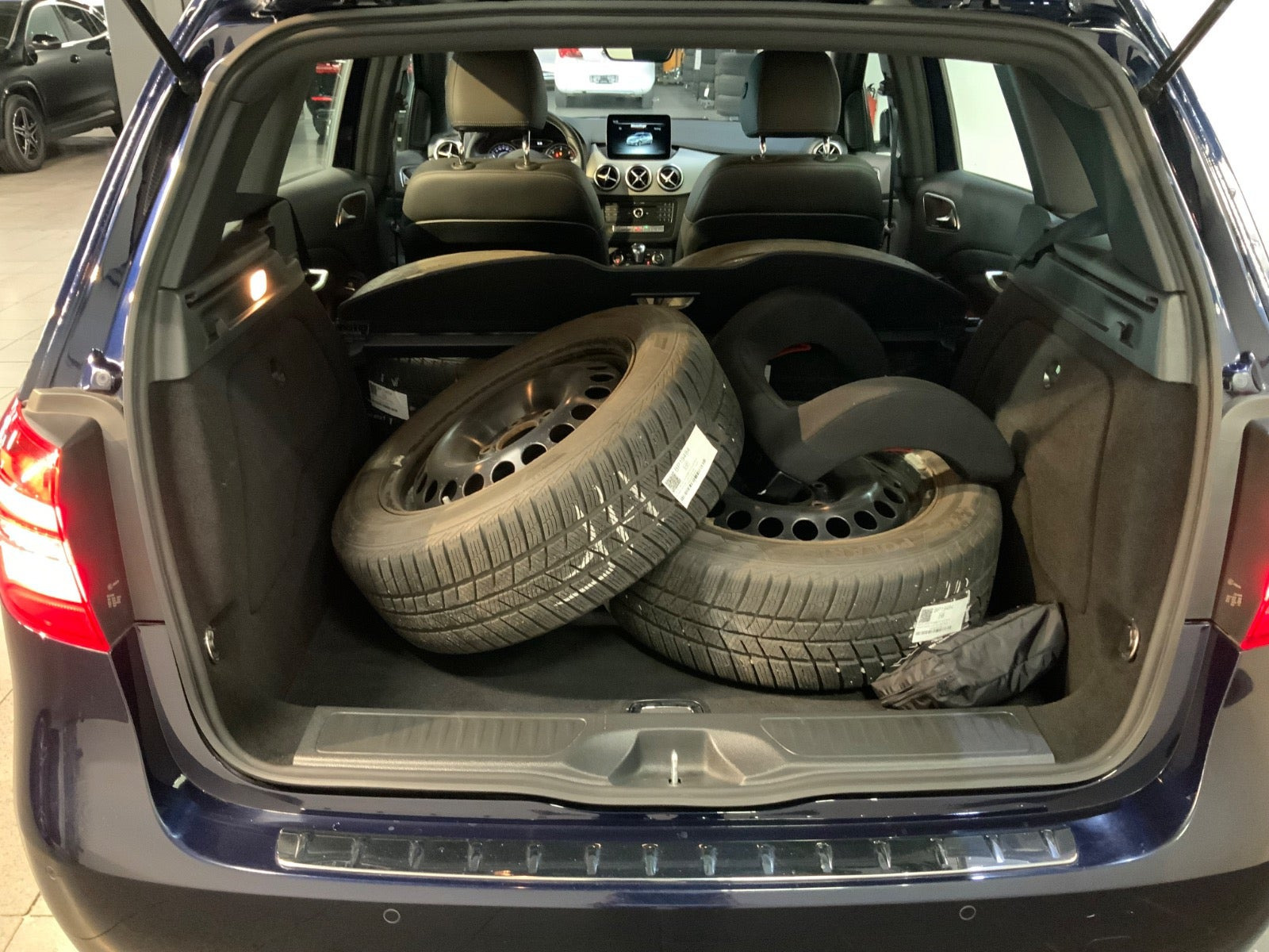 Blå Mercedes B180 d fra 2017