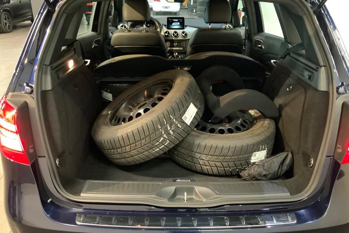 Blå Mercedes B180 d fra 2017