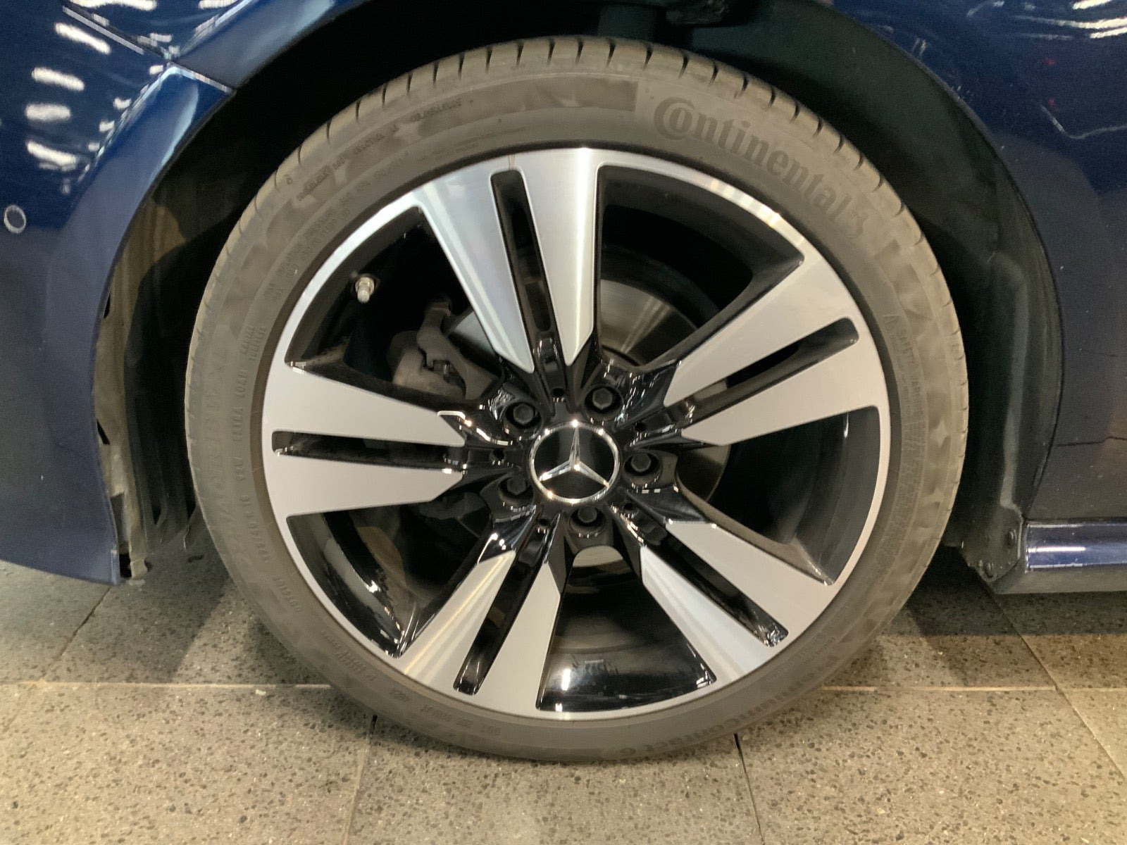 Blå Mercedes B180 d fra 2017
