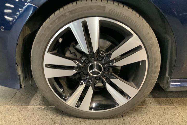 Blå Mercedes B180 d fra 2017