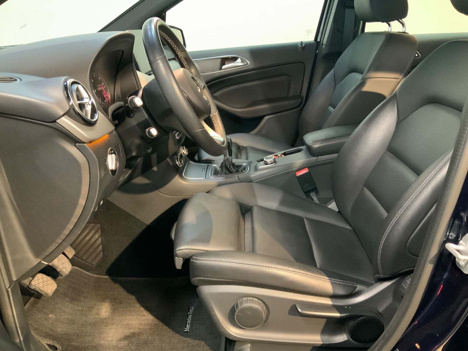 Blå Mercedes B180 d fra 2017