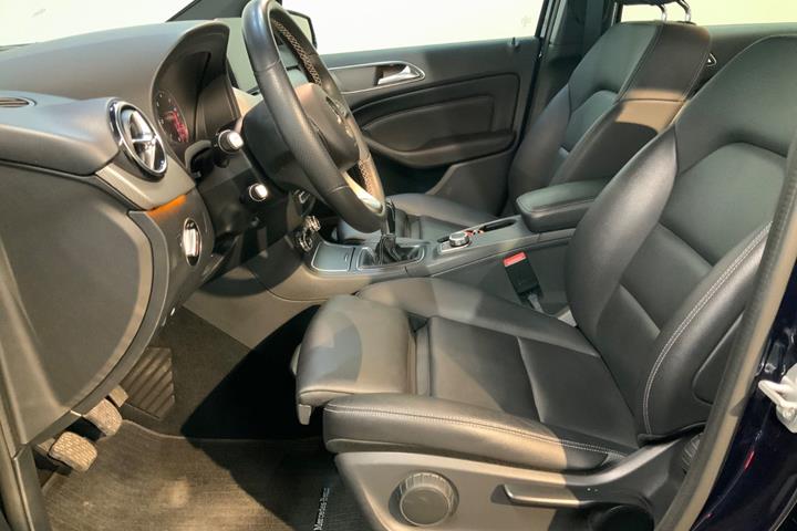 Blå Mercedes B180 d fra 2017