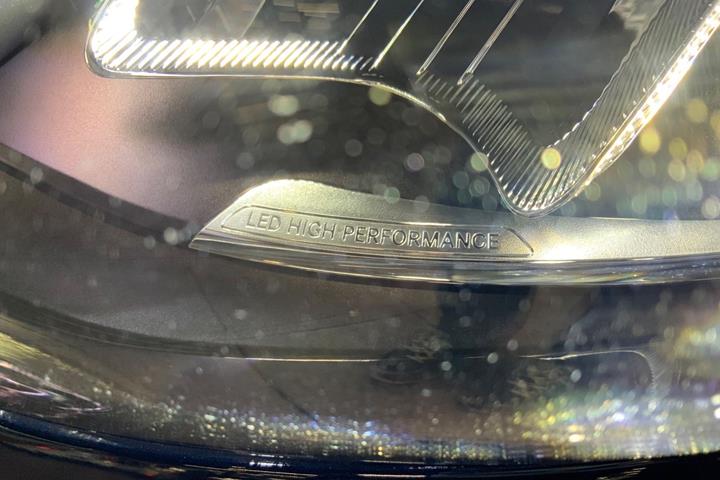 Blå Mercedes B180 d fra 2017