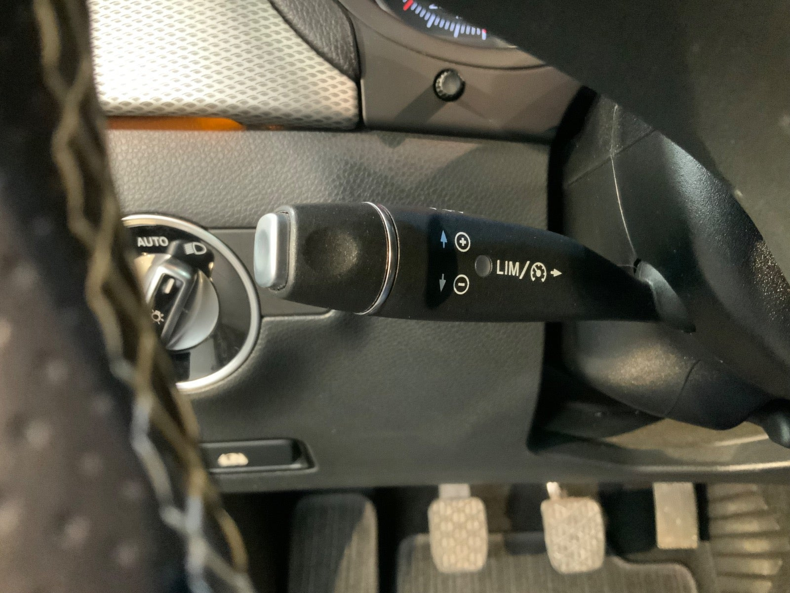 Blå Mercedes B180 d fra 2017