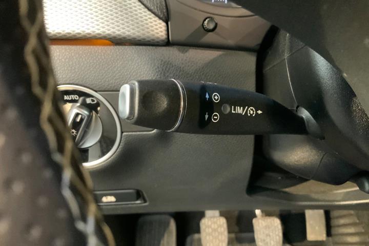 Blå Mercedes B180 d fra 2017