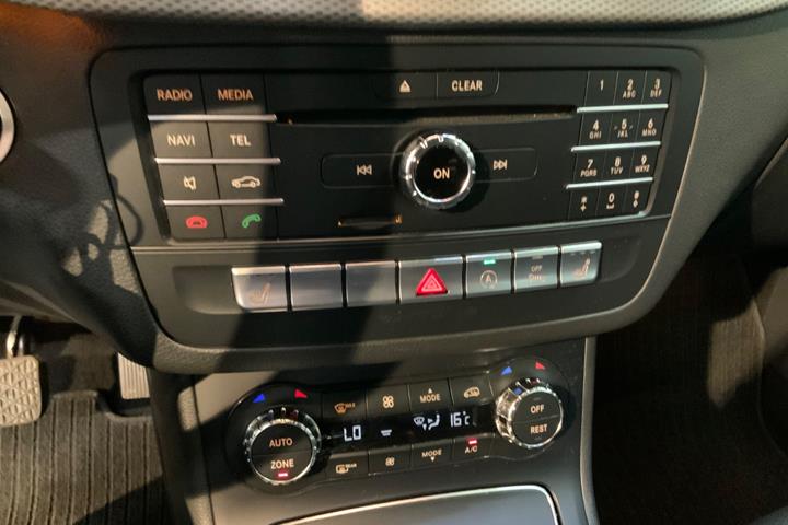 Blå Mercedes B180 d fra 2017