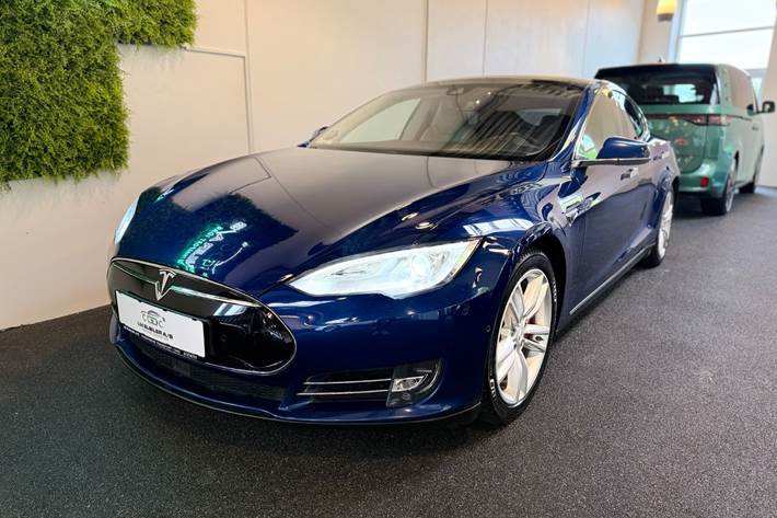 Blå Tesla Model S fra 2015
