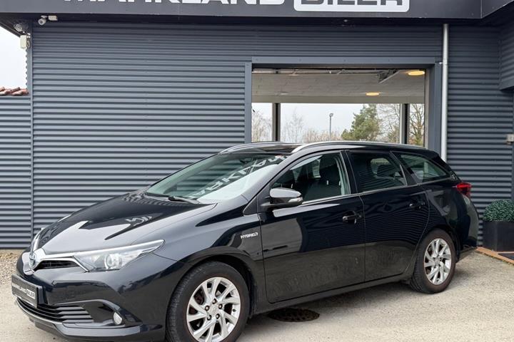 Sort Toyota Auris fra 2016 set udefra