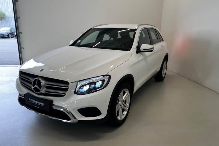 Hvid Mercedes GLC220 d fra 2018 set udefra
