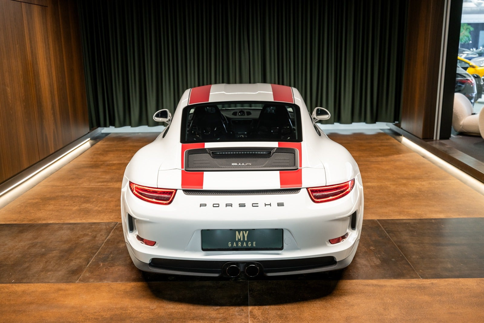 Hvid Porsche 911 R fra 2016 set udefra
