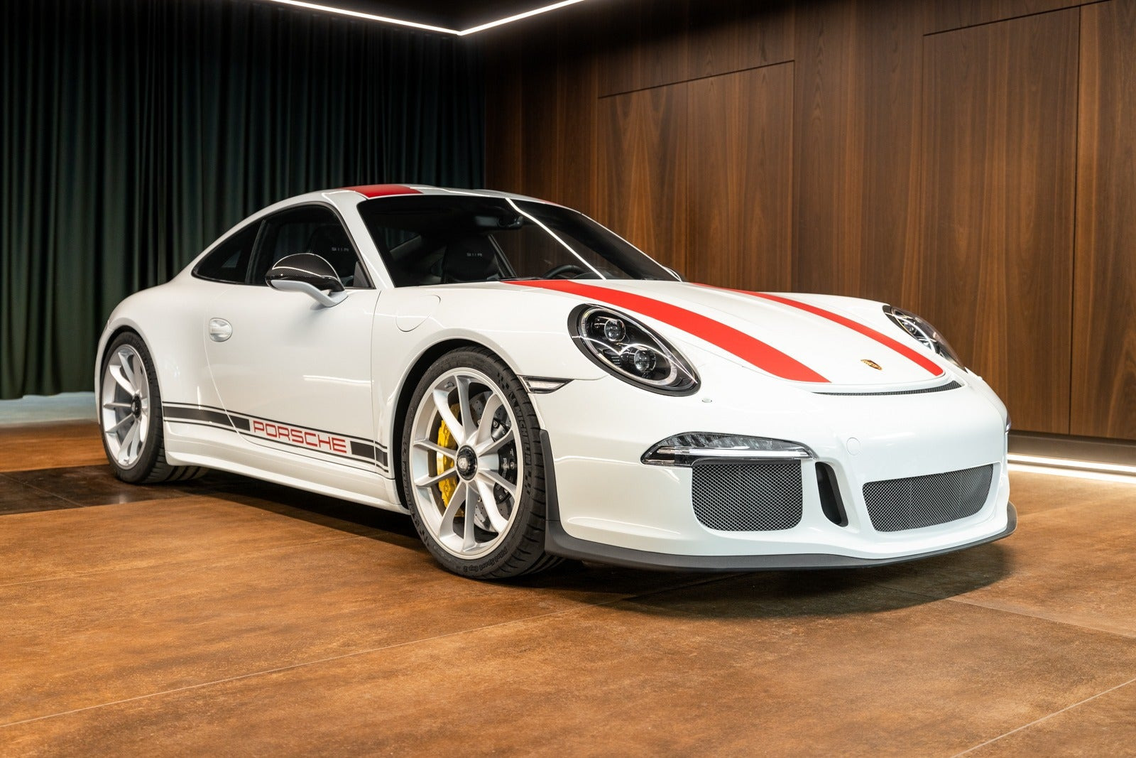 Hvid Porsche 911 R fra 2016 set udefra