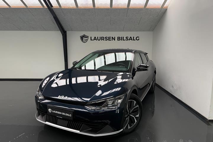 Blå Kia EV6 fra 2024 set udefra