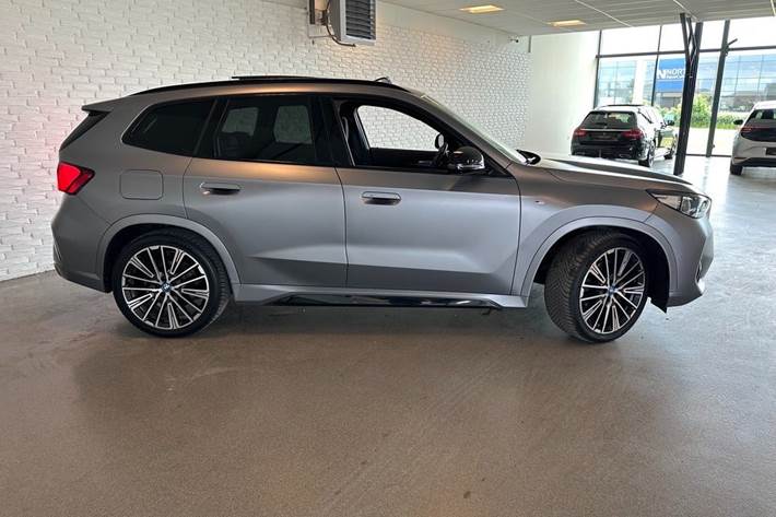 Grå BMW iX1 fra 2023