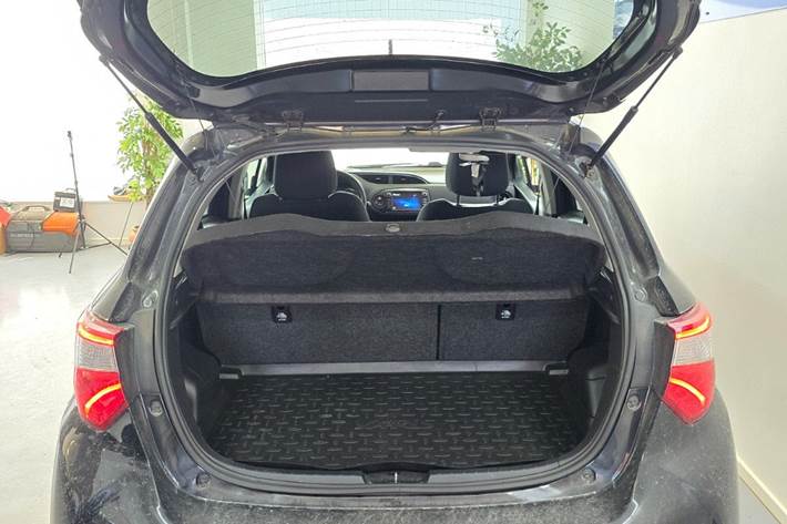 Sort Toyota Yaris fra 2018