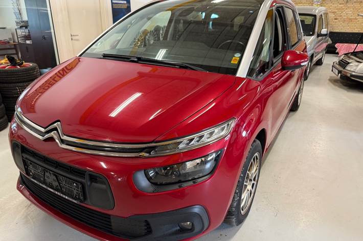 Rød Citroën Grand C4 Picasso fra 2017 set udefra