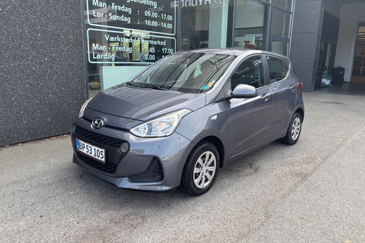 Grå Hyundai i10 fra 2017 set udefra