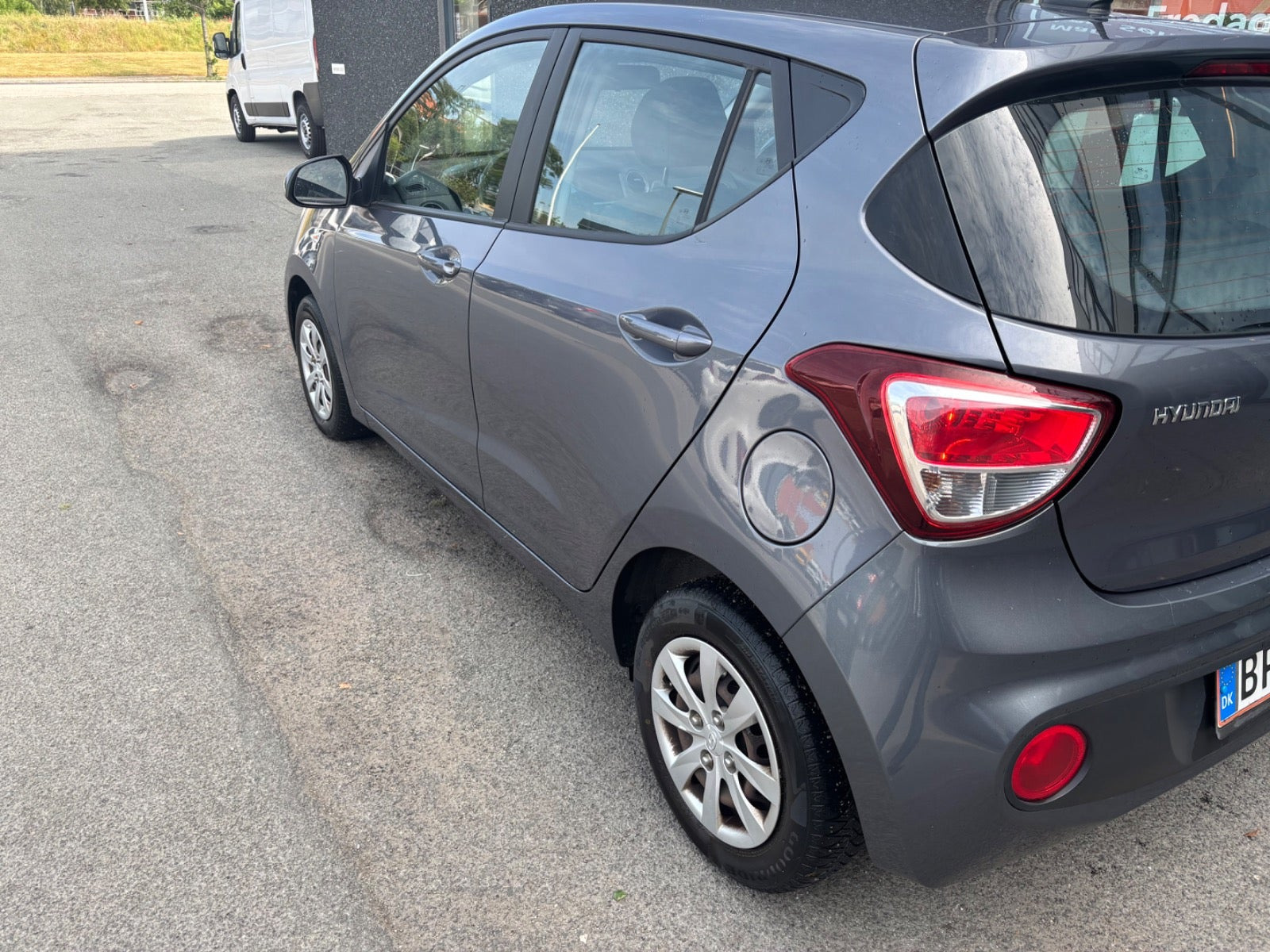 Grå Hyundai i10 fra 2017