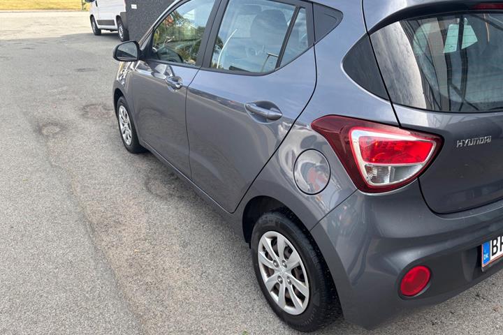Grå Hyundai i10 fra 2017