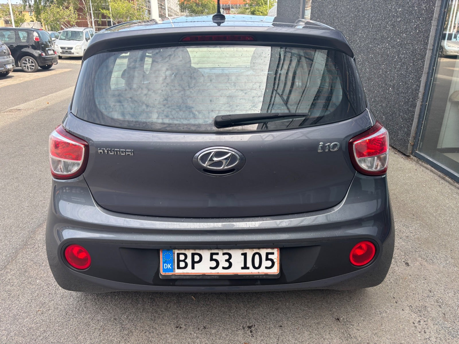 Grå Hyundai i10 fra 2017
