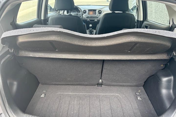 Grå Hyundai i10 fra 2017