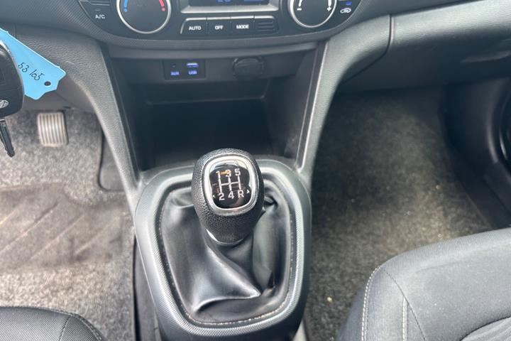 Grå Hyundai i10 fra 2017