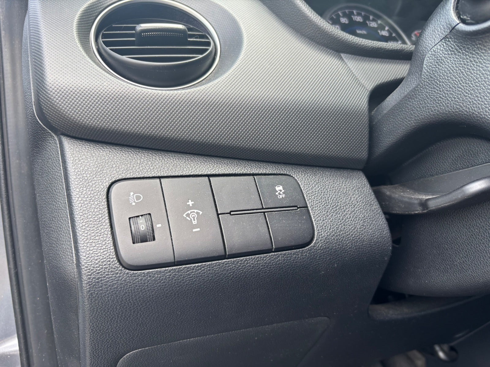 Grå Hyundai i10 fra 2017