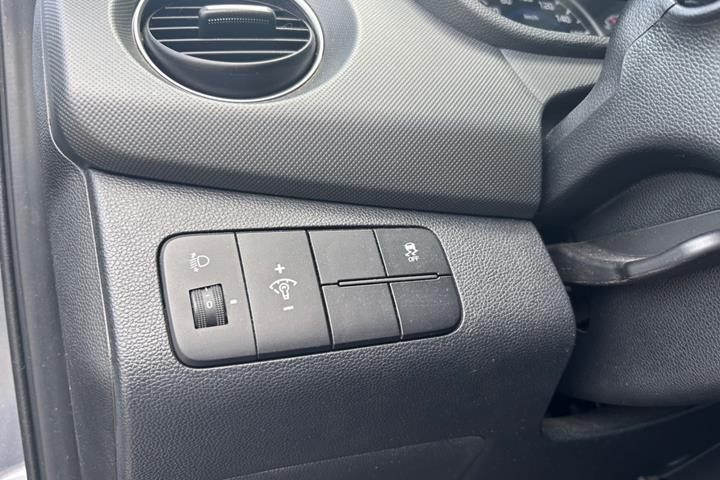 Grå Hyundai i10 fra 2017