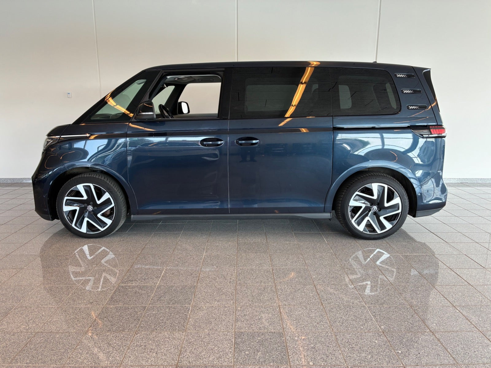 Blå VW ID.Buzz fra 2024