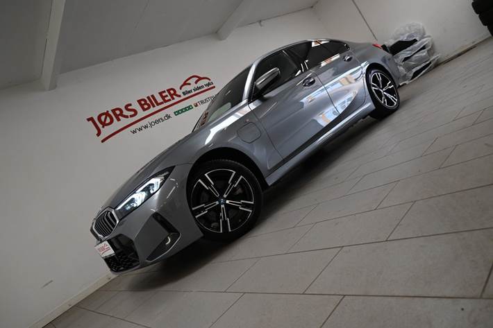 Grå BMW 320e fra 2024