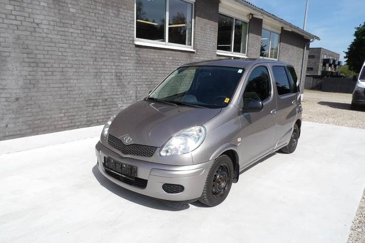 Sølv Toyota Yaris Verso fra 2005