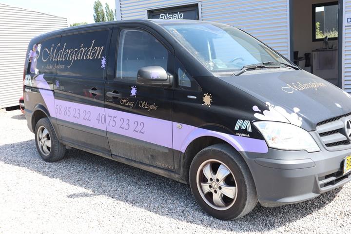 Sort Mercedes Vito 113 fra 2012 set udefra