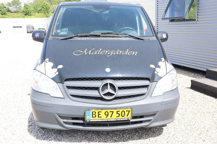 Sort Mercedes Vito 113 fra 2012 set udefra