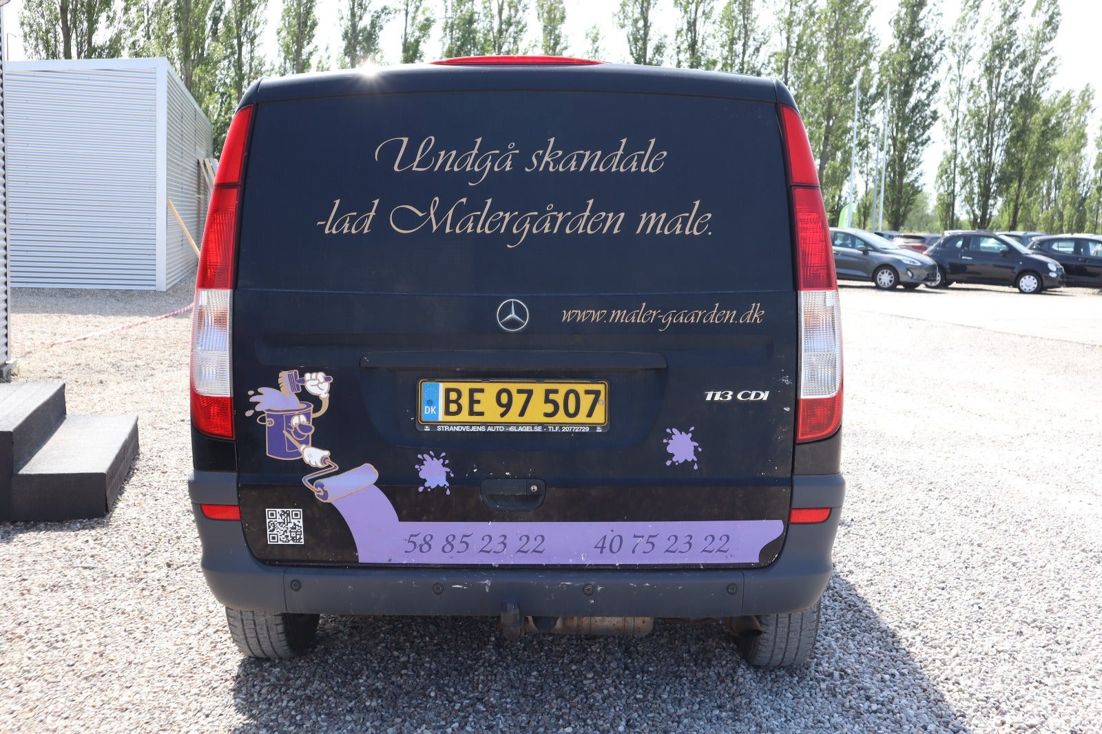 Sort Mercedes Vito 113 fra 2012 set udefra