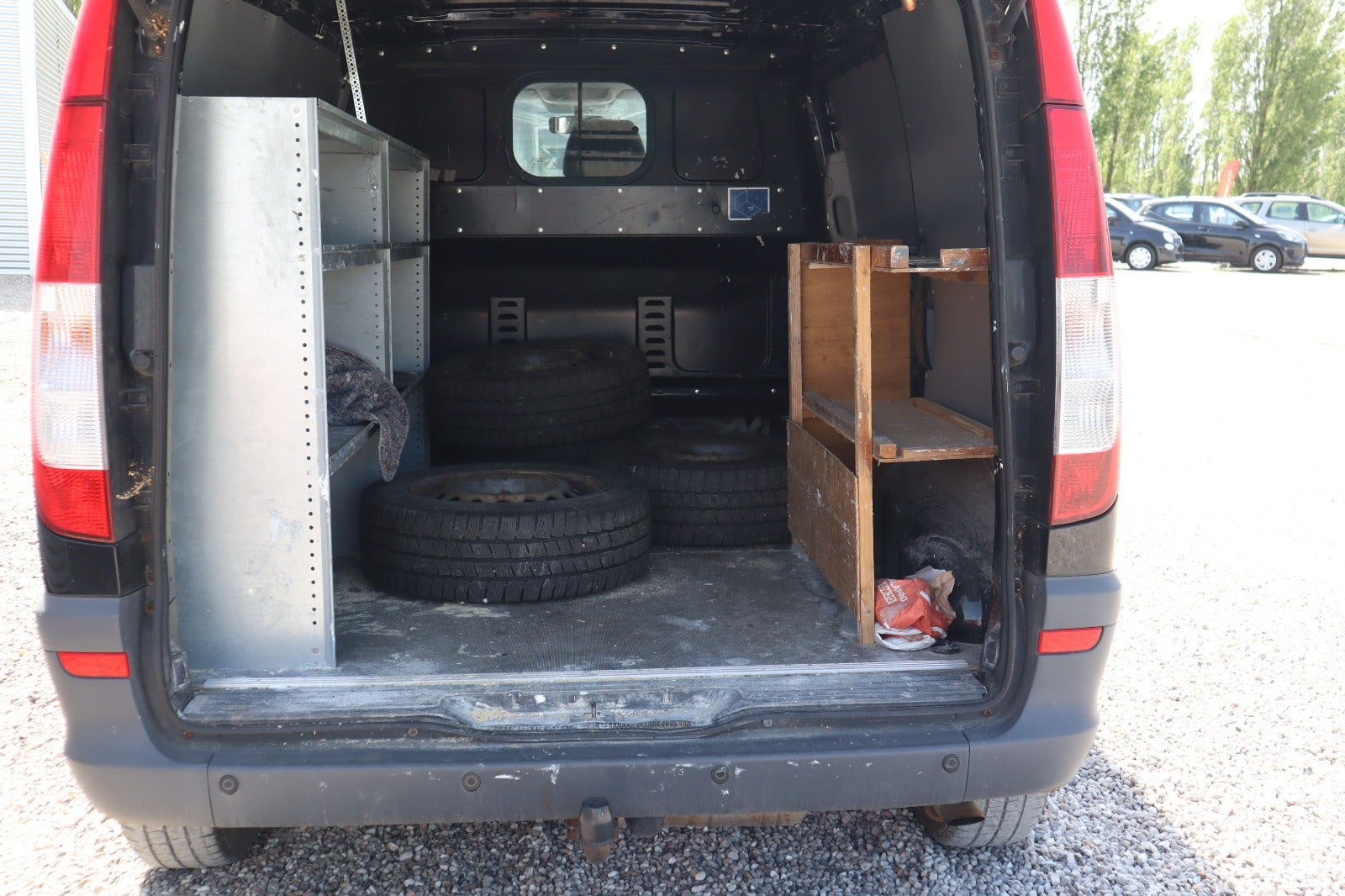 Sort Mercedes Vito 113 fra 2012 set udefra