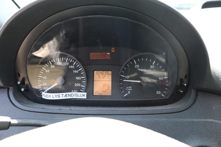 Sort Mercedes Vito 113 fra 2012 set indefra