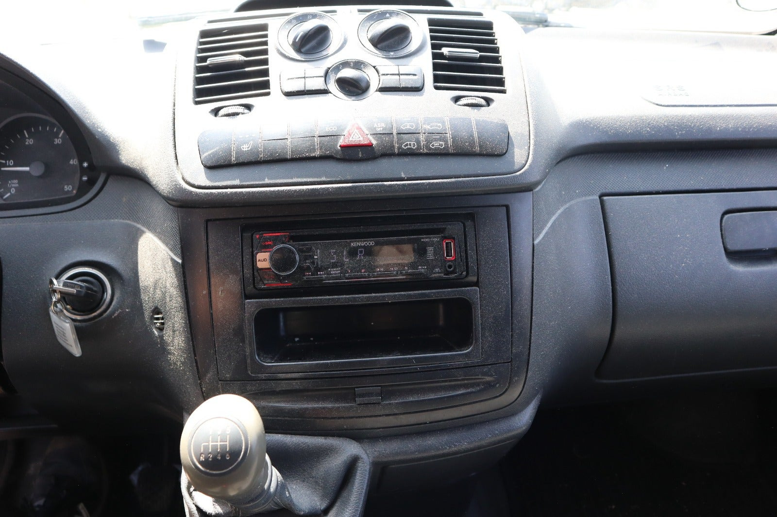 Sort Mercedes Vito 113 fra 2012 set indefra