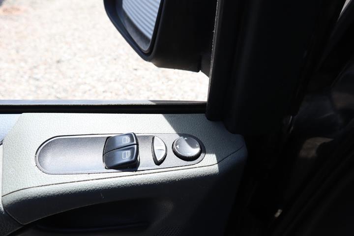 Sort Mercedes Vito 113 fra 2012 set indefra