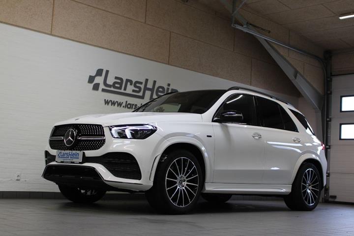 Hvid Mercedes GLE350 de fra 2021 set udefra