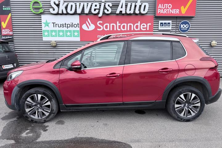 Rød Peugeot 2008 fra 2017