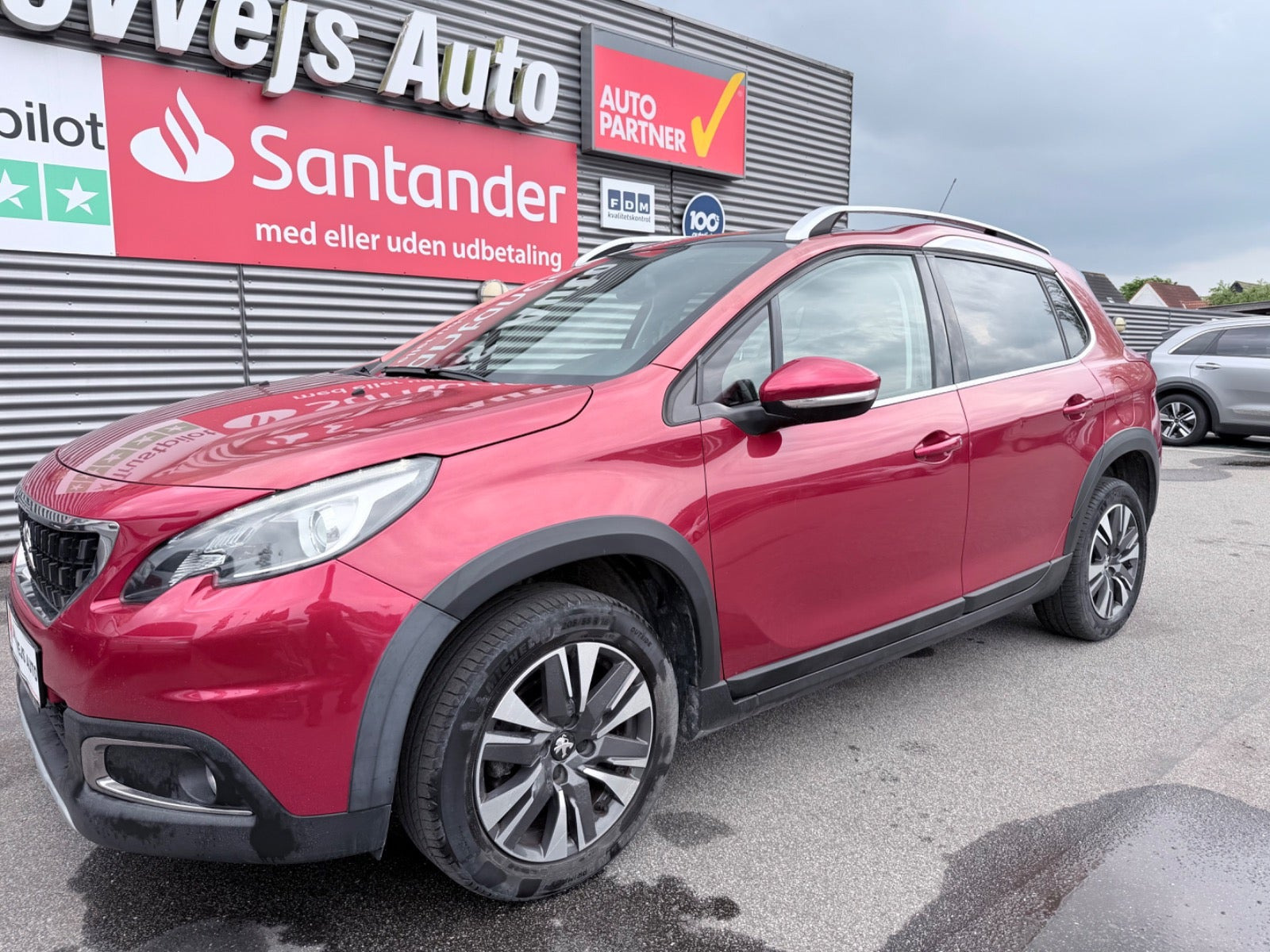 Rød Peugeot 2008 fra 2017