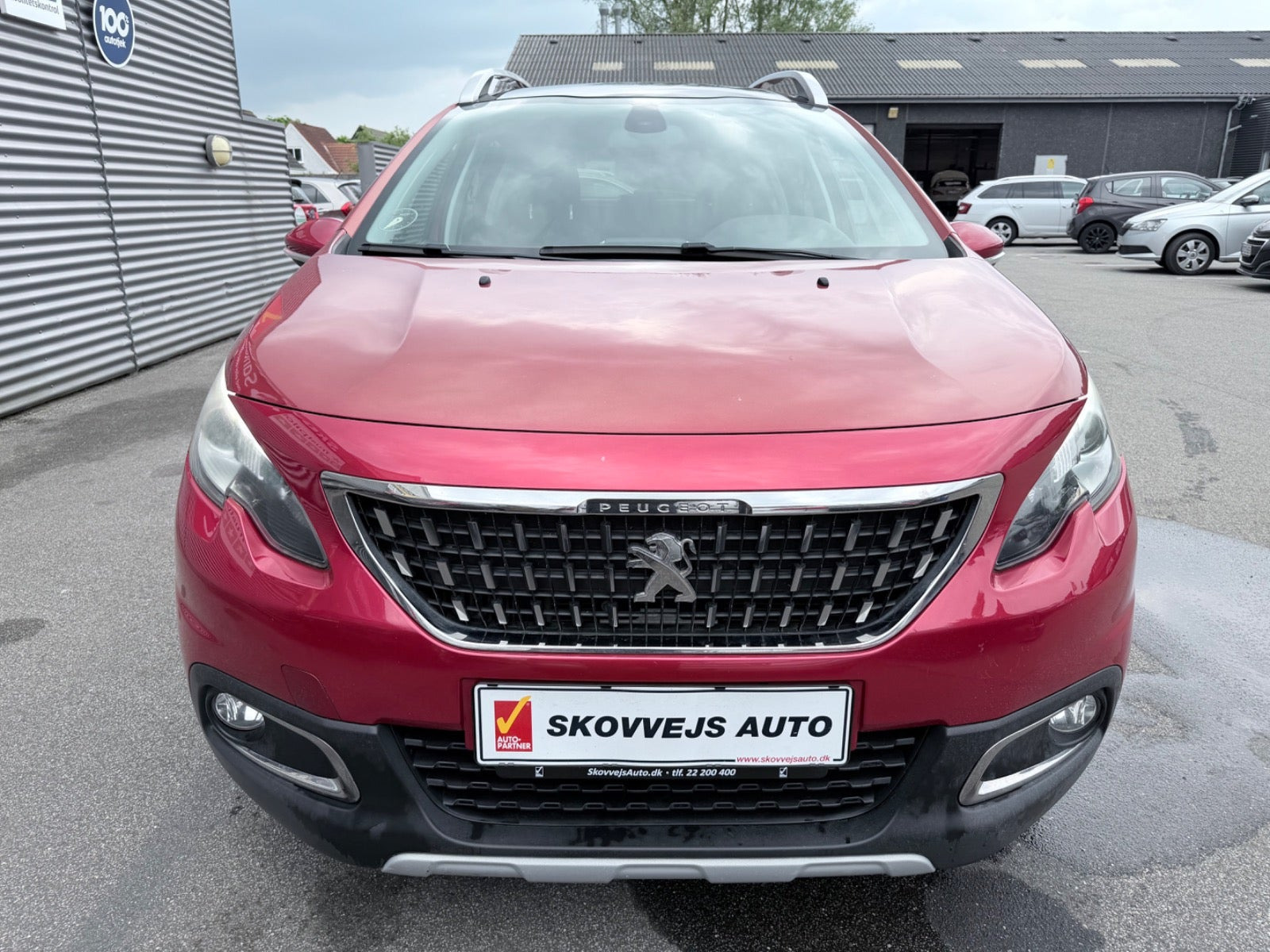 Rød Peugeot 2008 fra 2017