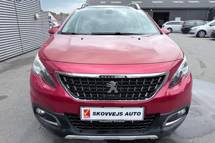 Rød Peugeot 2008 fra 2017