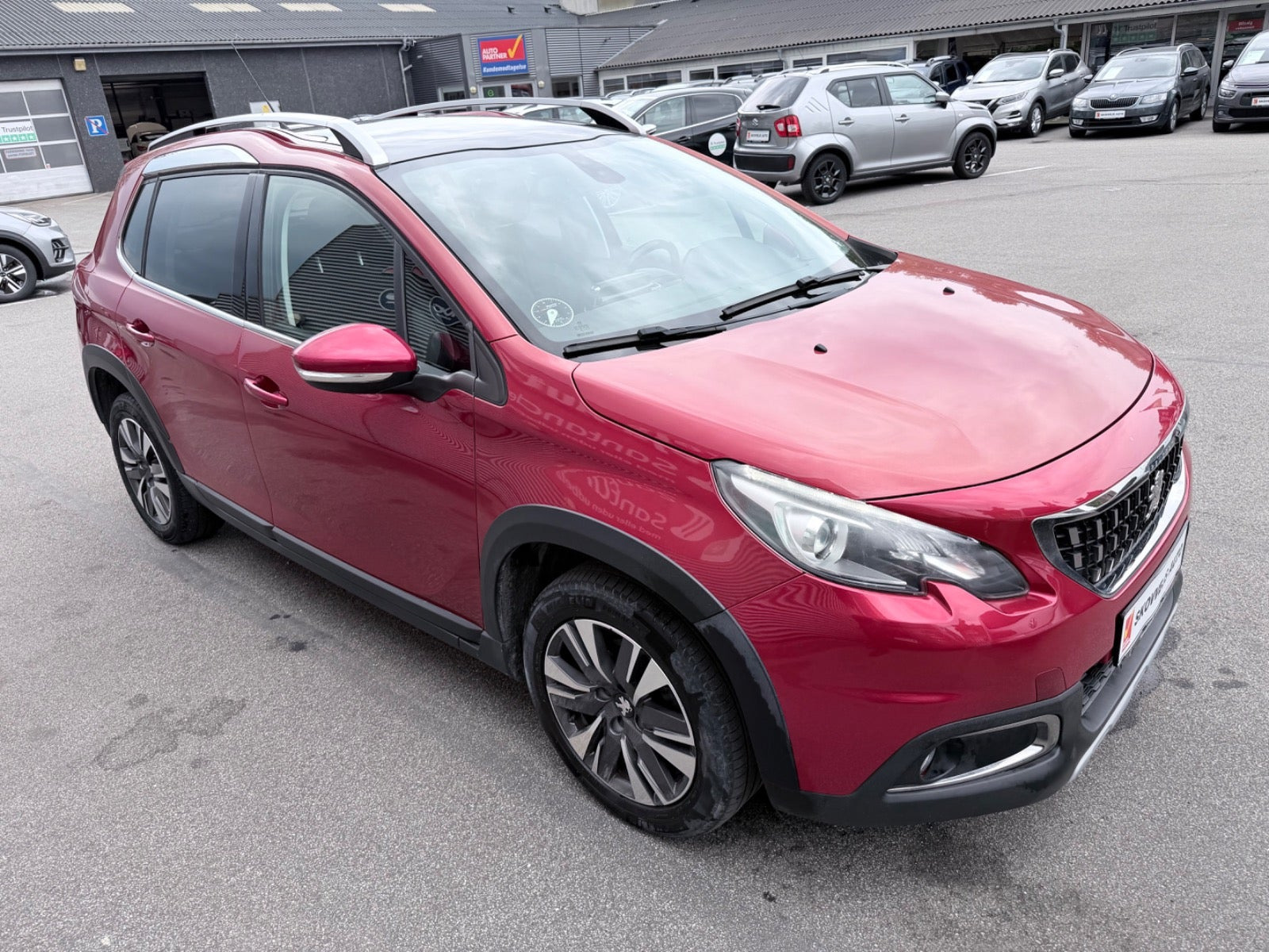 Rød Peugeot 2008 fra 2017