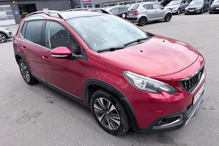 Rød Peugeot 2008 fra 2017