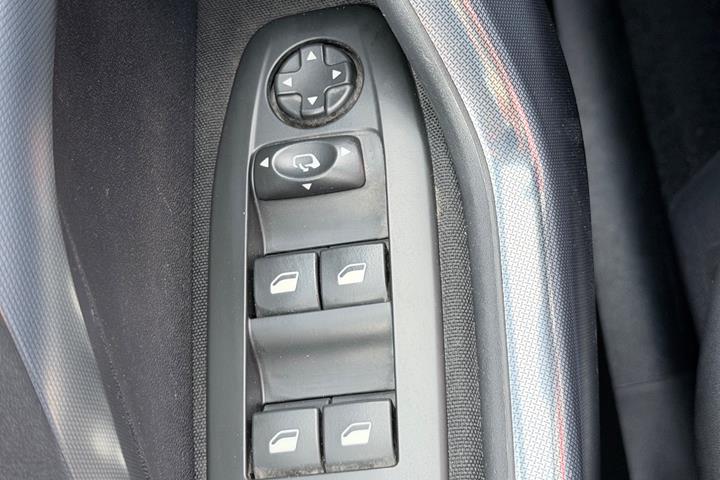Rød Peugeot 2008 fra 2017