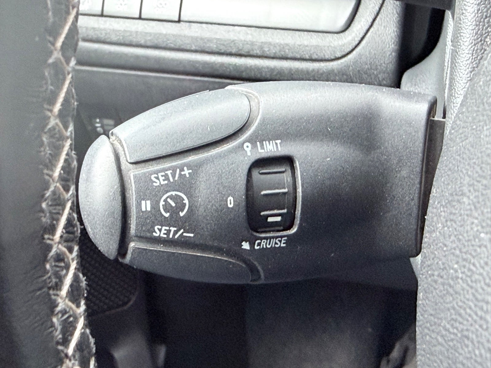 Rød Peugeot 2008 fra 2017