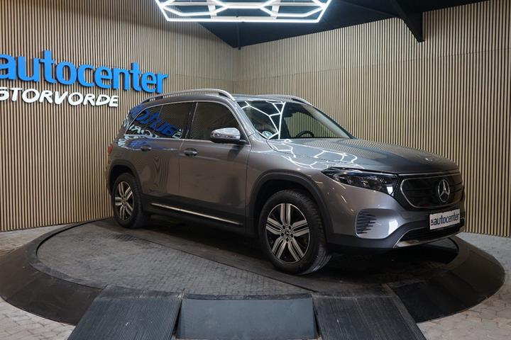 Grå Mercedes EQB300 fra 2023 set udefra